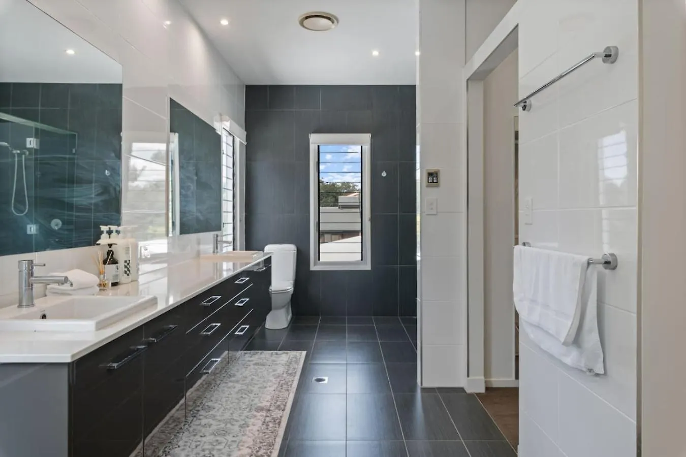Stylish 4Br Home With Bbq And Media Room In Mt Ommaney Mount Ommaney